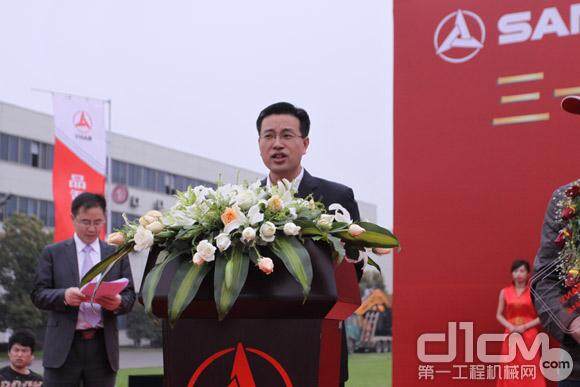 向儒安副董事长宣布首批大型挖掘机开始发运