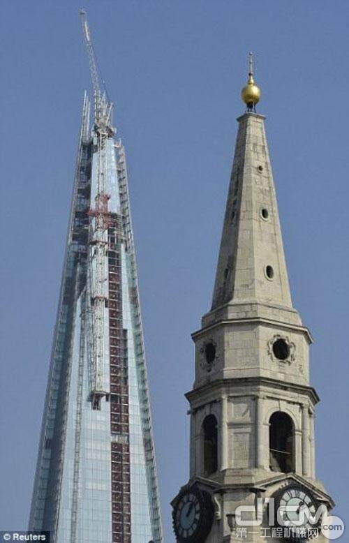 在建筑工人的不懈努力下，伦敦南渥克的夏德大厦即将竣工。