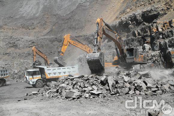 山西的煤矿工地到处可见三一SY465H大型挖掘机