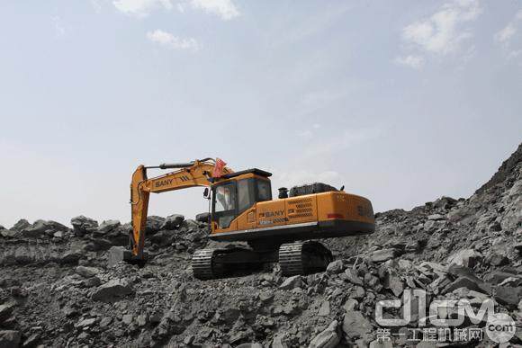 铧尖露天煤矿紧张施工的三一SY365大型挖掘机