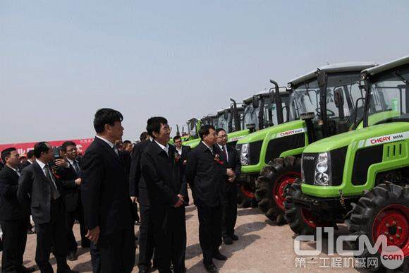 图为吉林省委副书记、政协主席巴音朝鲁等领导在仔细观摩奇瑞农业装备产品
