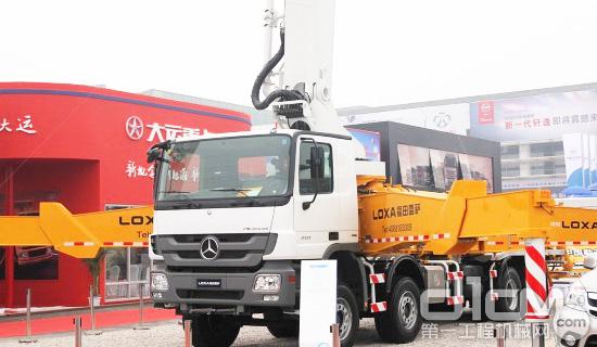 福田雷萨奔驰底盘52米泵车上市及交车仪式举行。图为在2012北京车展上舒展的福田雷萨奔驰底盘52米泵车
