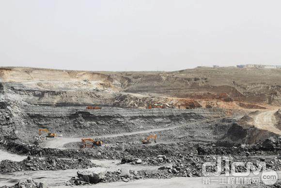 张会来所在的富民煤矿有60%的设备是三一挖掘机