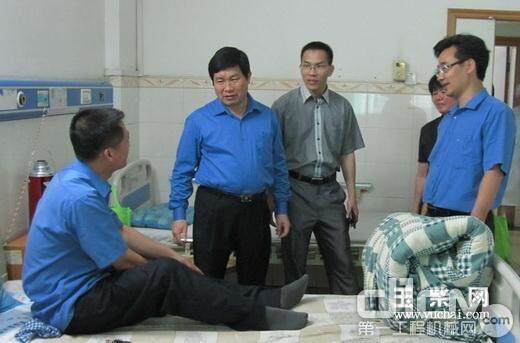 李天生、郭德明一行在桂南医院慰问住院职工