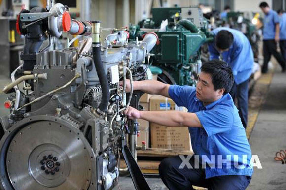 在广西玉林市广西玉柴机器集团公司，工人在干净明亮的工厂内工作
