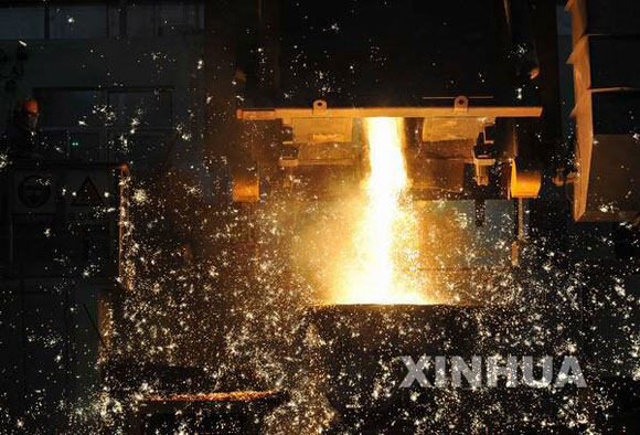 在广西玉林市广西玉柴机器集团公司，工人在铸造中心一车间用德国进口的工业电炉熔炼铁水
