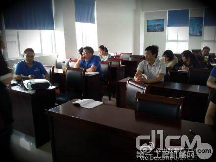 中联工起总部服务工程师抵达江苏南京，给南京营销保障中心的服务工程师们宣传沟通 “两免一送”。
