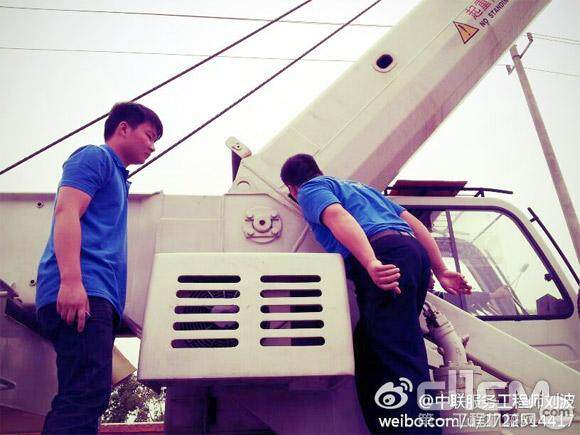 中联工起服务工程师顶着烈日跟客户检修车辆