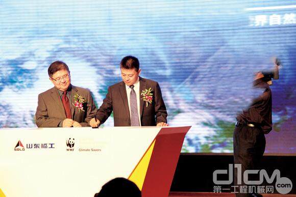 山东临工副总经理、营销公司总经理姚金军（右）与WWF合作与发展总监钟德新（左）在协议书上签字