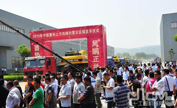嘉宾、用户、媒体共同见证首批装载80台ZE360E挖掘机的车队整齐驶出渭南工业园区