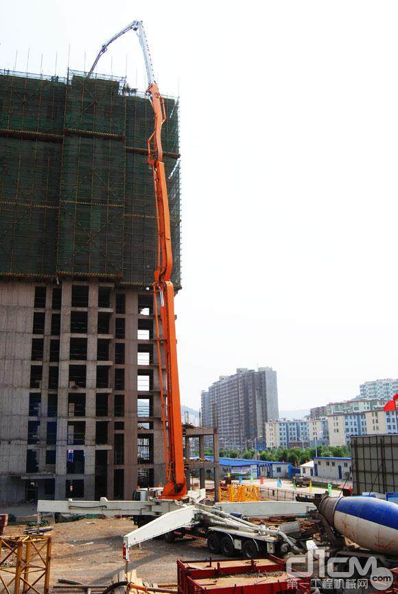 中联重科80m泵车在山西省晋中市灵石县居民保障性住房施工