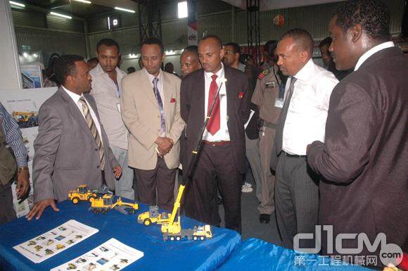 埃塞俄比亚交通部部长Kassahun在徐工展区认真听取工作人员的介绍