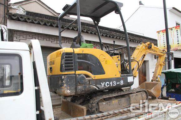 图为：玉柴重工东山常老板的YC13-8小挖机正准备出发作业