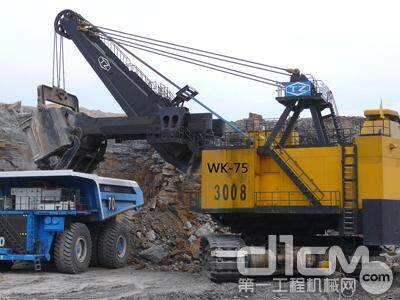 太重集团生产的WK—75型矿用正铲式挖掘机