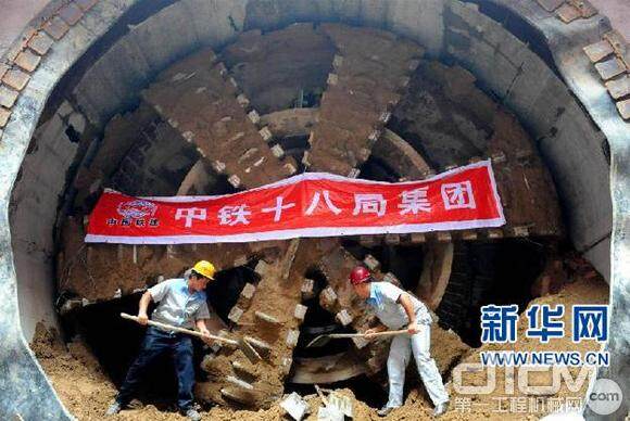 6月18日，北京地铁8号线二期鼓楼大街站，工作人员在盾构隧道施工。
