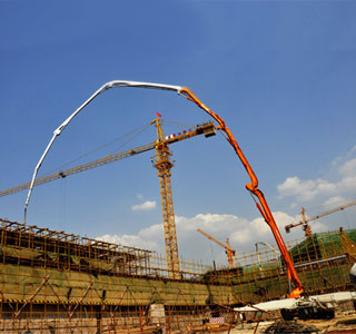 2012年5月，中联80m碳纤维臂架泵车在晋中灵石公检法大楼施工