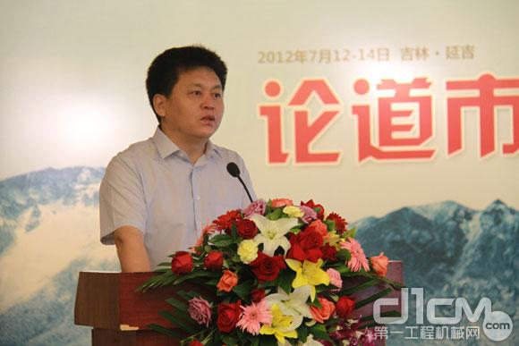 中国工程机械工业协会代理商工作委员会会长杜海涛致辞，并代表中国工程机械工业协会秘书长苏子孟宣读致信