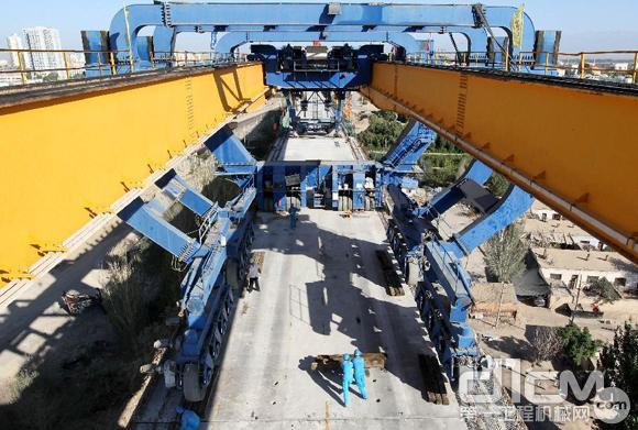 8月1日，工人在兰新高铁新疆哈密立交特大桥上施工