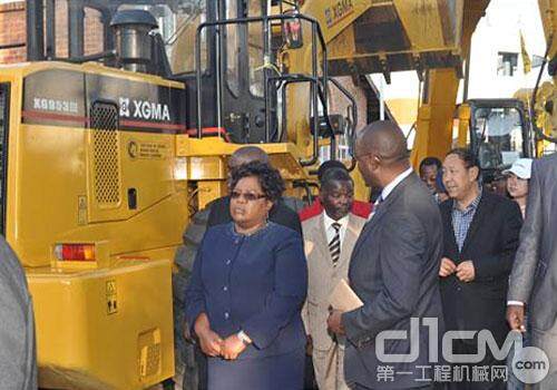 副总统参观厦工机器，左一为副总统Mujuru女士