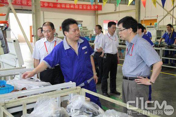 图为常柴董事长薛国俊（前右）在多缸机厂了解现场生产情况。