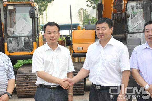 三一重工副总裁三一重工副总裁伏卫忠（左）向北京房山区政府代表（右）完成捐赠