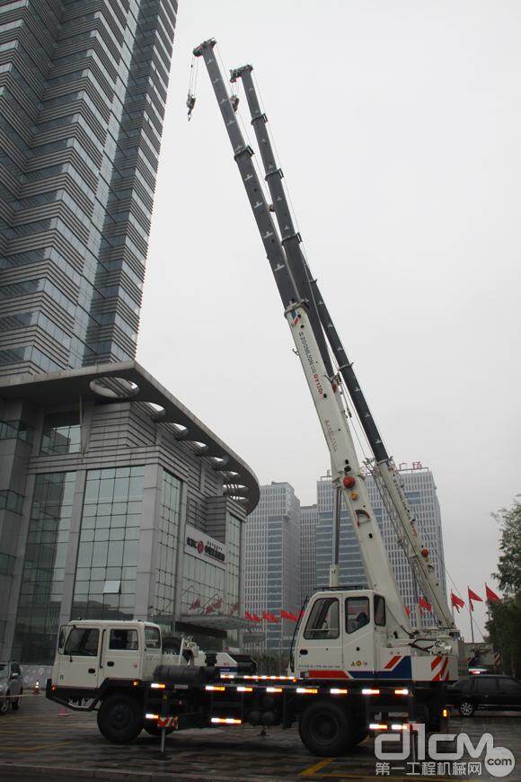 中联工起2012服务品牌全球巡展华北区包头站外场展示的中联起重机