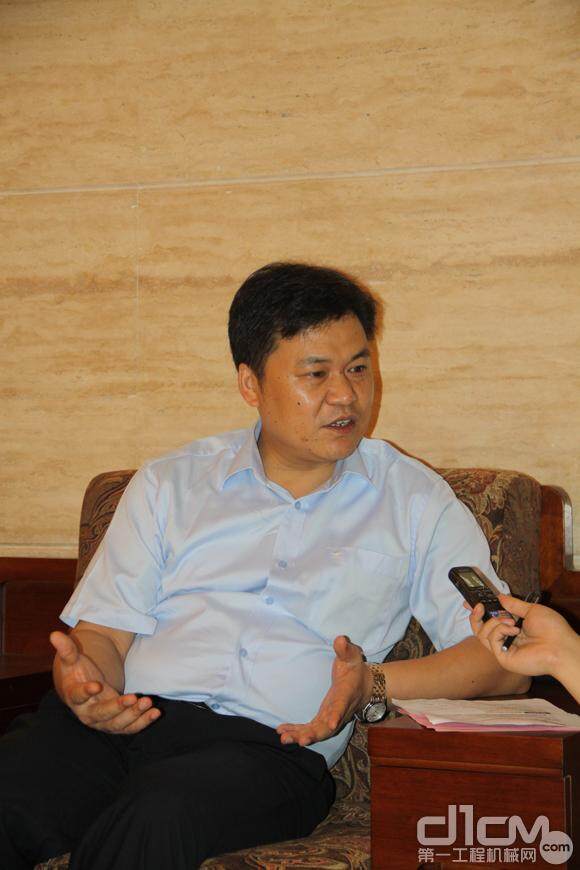 中联工起副总经理夏益民接受第一工程机械网采访