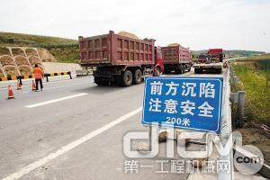 8月14日，天定高速定西市陇西县境内，工程机械在施工。