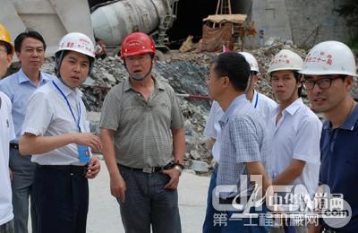 张超民（左一）李璟（左二）吴青山（右一）陪同商富咸（右五）在百旺隧道检查