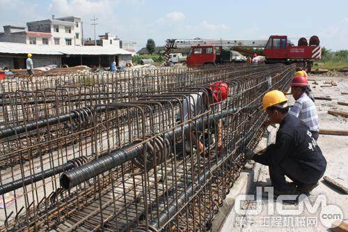 工人正在湘鄂情大桥引线工地进行盖梁钢筋骨架的制作