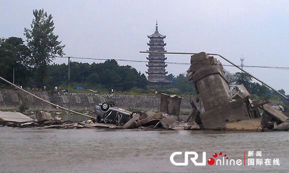 江西广昌县，大桥坍塌事故现场掉入水中的车辆