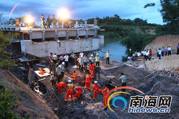 海南万宁太阳河大桥新建桥体事故现场