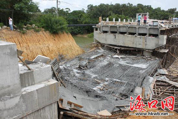 海南万宁太阳河大桥新建桥体事故现场