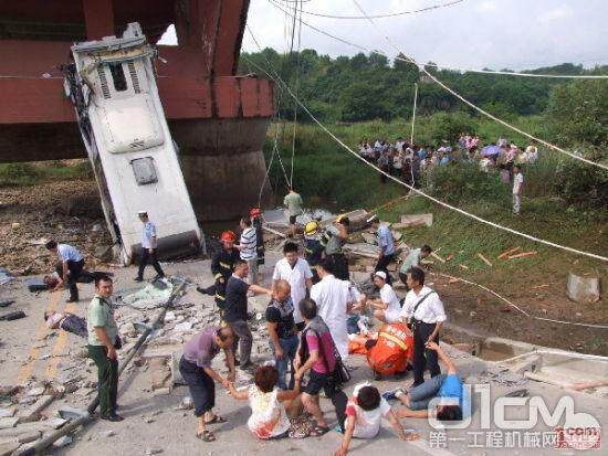 位于福建南平市的武夷山公馆斜拉大桥突然断裂坍塌