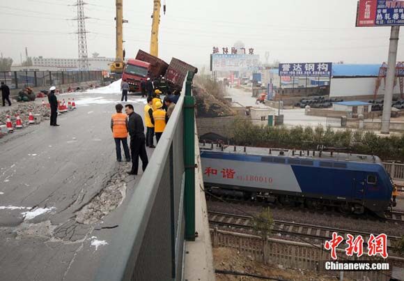 河南省郑州市中州大道跨京广铁路大桥南端两个承重梁被两辆超载货车轧断