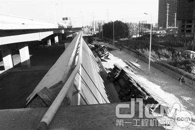 8月24日拍摄的发生断裂的大桥和坠落车辆。目前事故已造成3人死亡、5人受伤