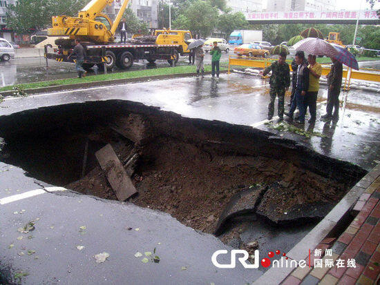 哈尔滨路面塌陷 出现5米深大坑 <a href=http://product.d1cm.com/wajueji/ target=_blank>挖掘机</a>等机械在救援现场