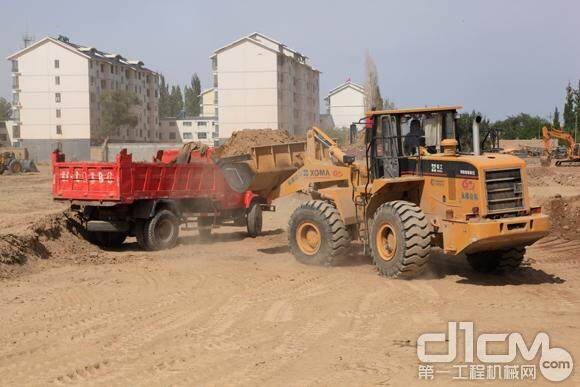 商品房建设土方施工，厦工装载机驾轻就熟