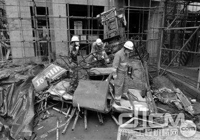 武汉东湖风景区“东湖景园”在建楼C区7-1号楼建筑工地，消防员正在清理事故现场
