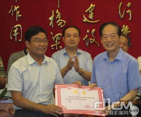 张义华董事长（左）为曾广商院士（右）颁发聘书