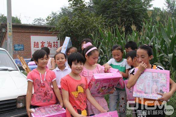 威斯特向赵家沟村的孩子捐献学习物品