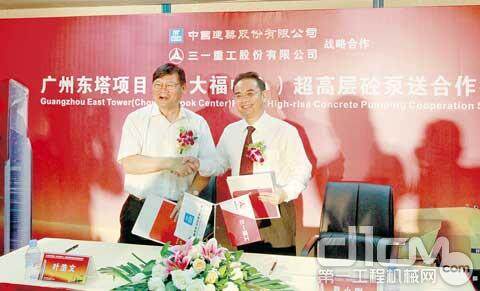 三一重工执行总裁易小刚（右一）与中建四局董事长叶浩文签约