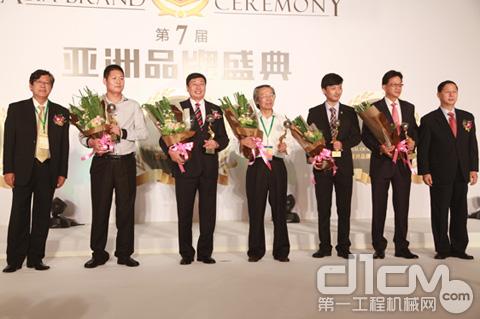 三一集团副总裁何真临（中）在第7届亚洲品牌盛典现场领奖