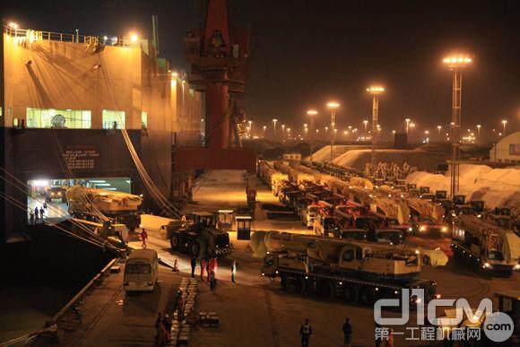 130台徐工大吨位汽车起重机在连云港码头集结，整装待发。