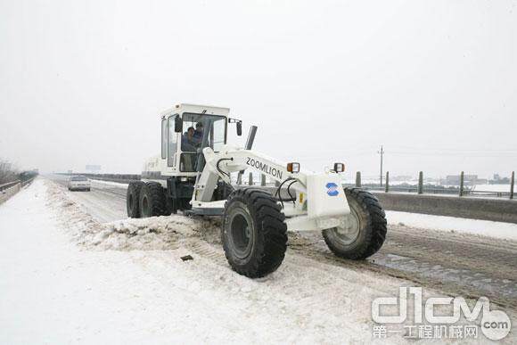 在京珠高速马桥河路段除雪作业的中联平地机