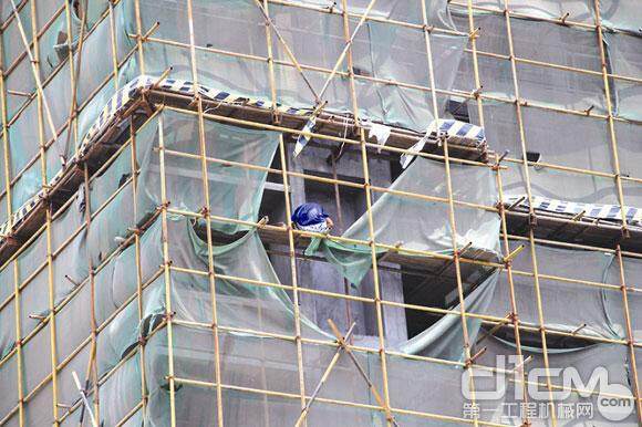 荆州区为工地塔吊“体检” 6个工地8台塔吊7台不合格