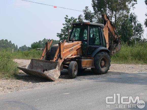 服务佛山三水区地方公路局11年的凯斯580L挖掘装载机