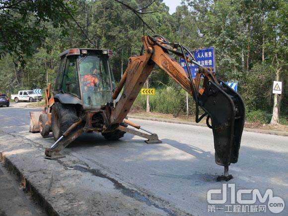 进行破碎祖业的凯斯挖掘装载机