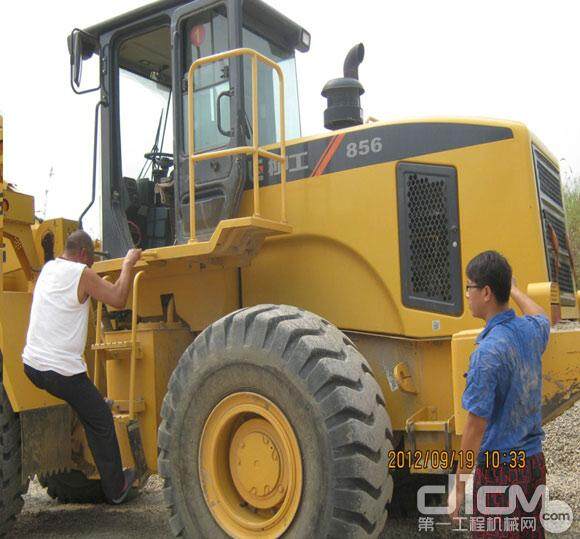 柳工服务神州万里行龙卷风暴石家庄站纪实——售后人员走访用户工地