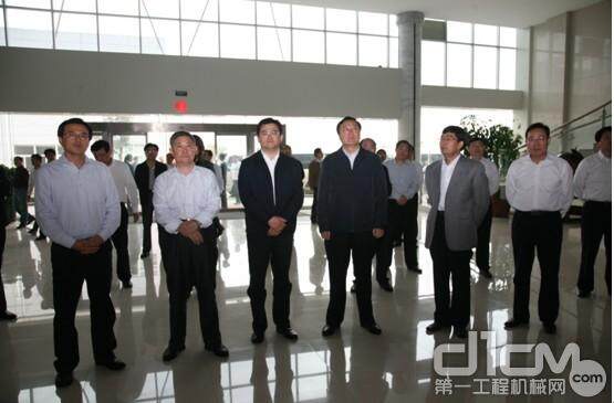 菏泽市市委书记赵润田（左二）、市长孙爱军（左三）在中川液压公司考察